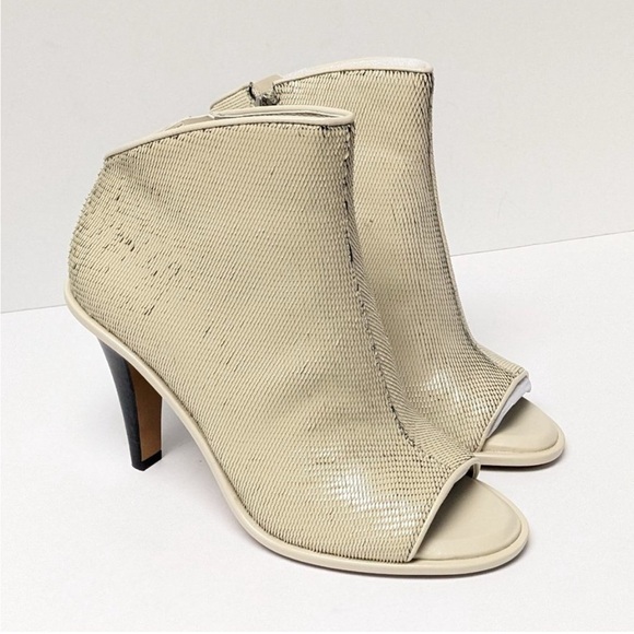 BRAND NEW Vince Camuto Cream Finndayas Peep-Toe Bootie - Picture 1 of 8